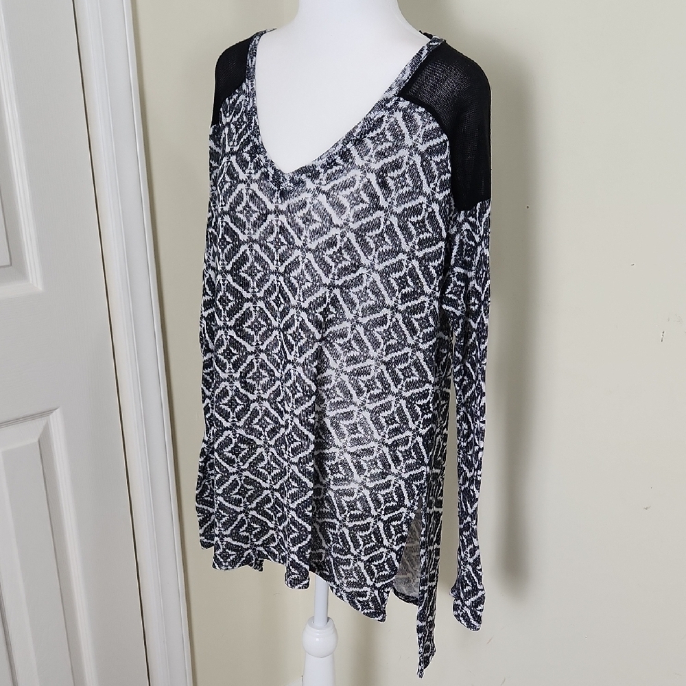 Bethany Mota Black and White Knit Top